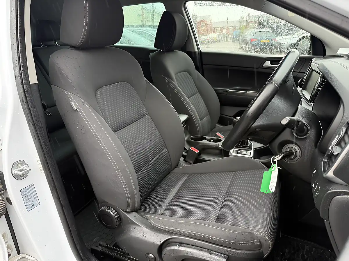 Used 2017 Kia Sportage 2 White - Interior and Exterior details 12