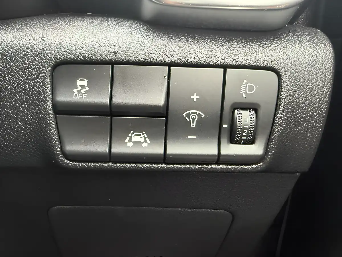Used 2017 Kia Sportage 2 White - Interior and Exterior details 16