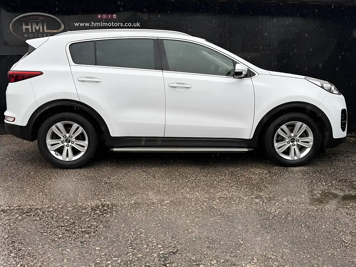 Used 2017 Kia Sportage 2 White - Interior and Exterior details 7