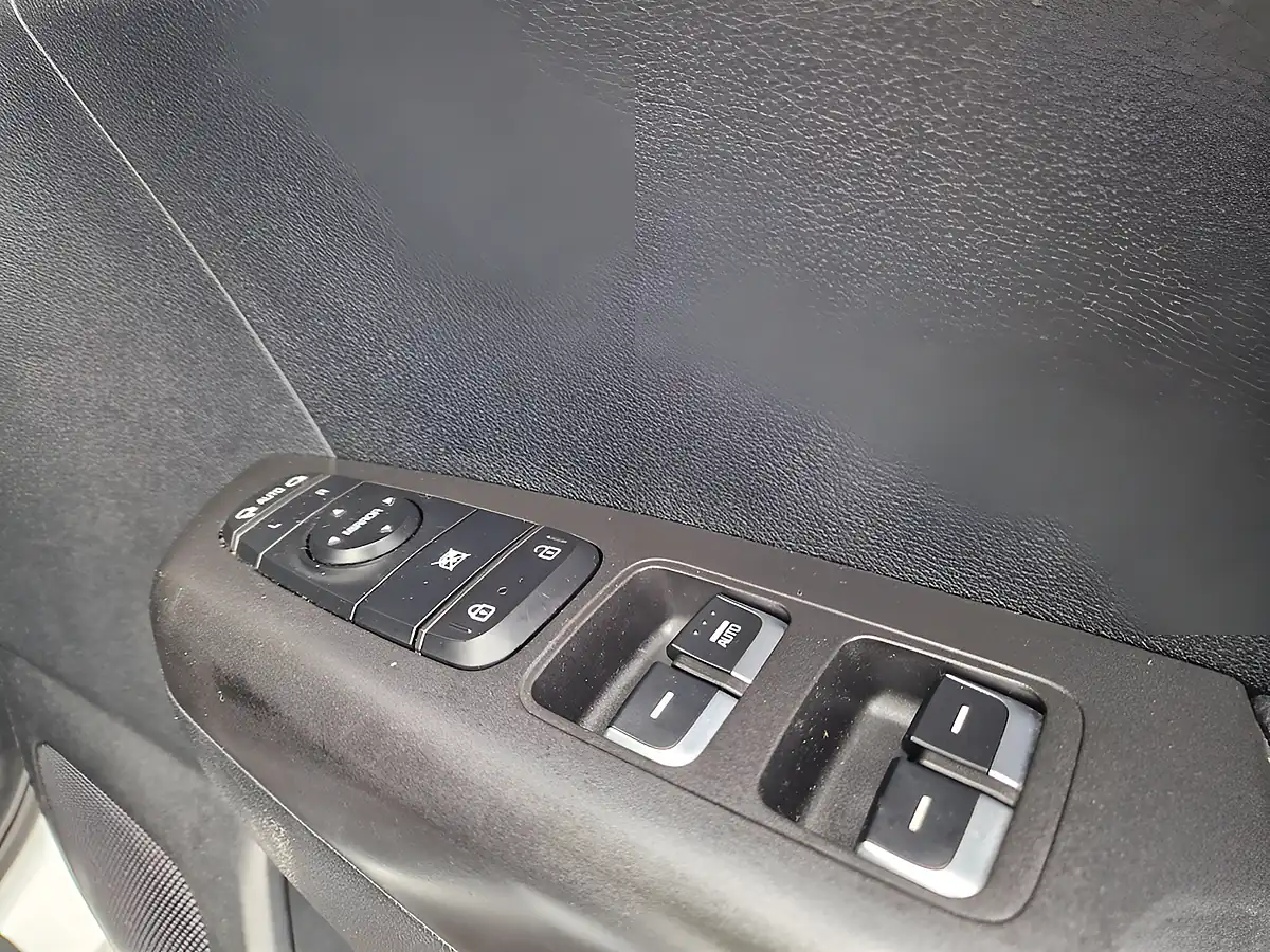 Used 2017 Kia Sportage 2 White - Interior and Exterior details 11