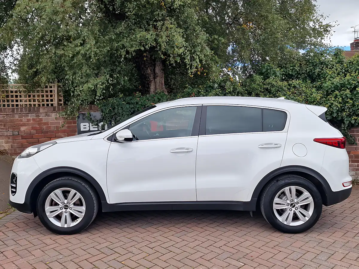 Used 2017 Kia Sportage 2 White - Interior and Exterior details 2
