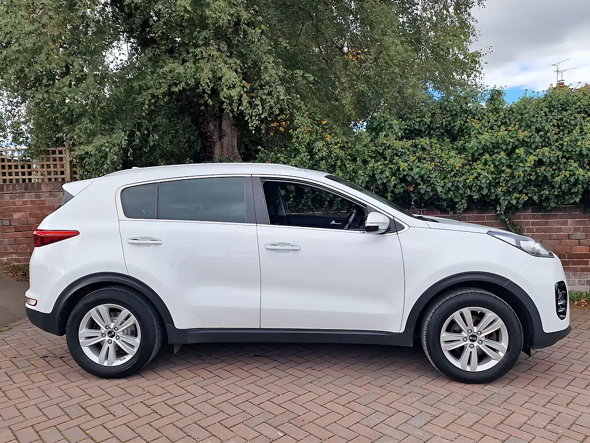 Used 2017 Kia Sportage 2 White - Interior and Exterior details 8
