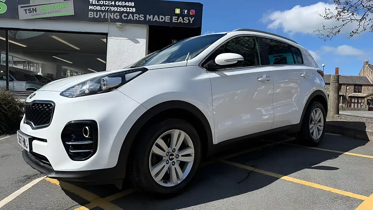 Used 2017 Kia Sportage 2 White - Interior and Exterior details 10