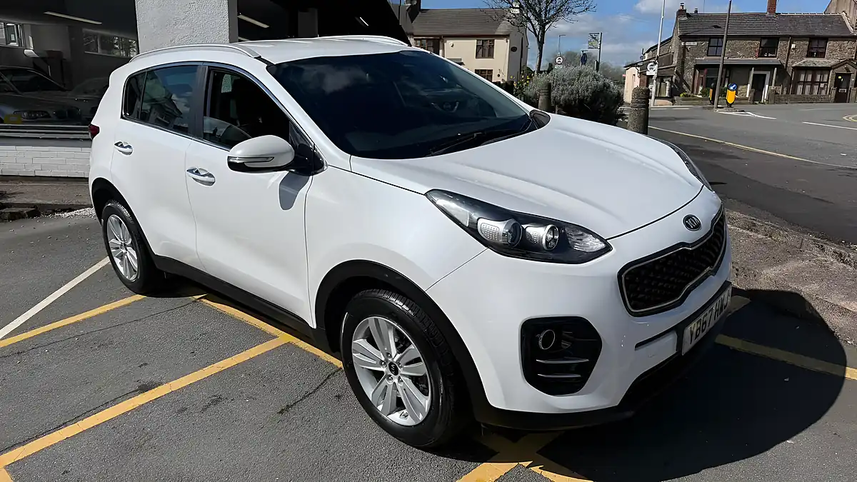 Used 2017 Kia Sportage 2 White - Interior and Exterior details 11
