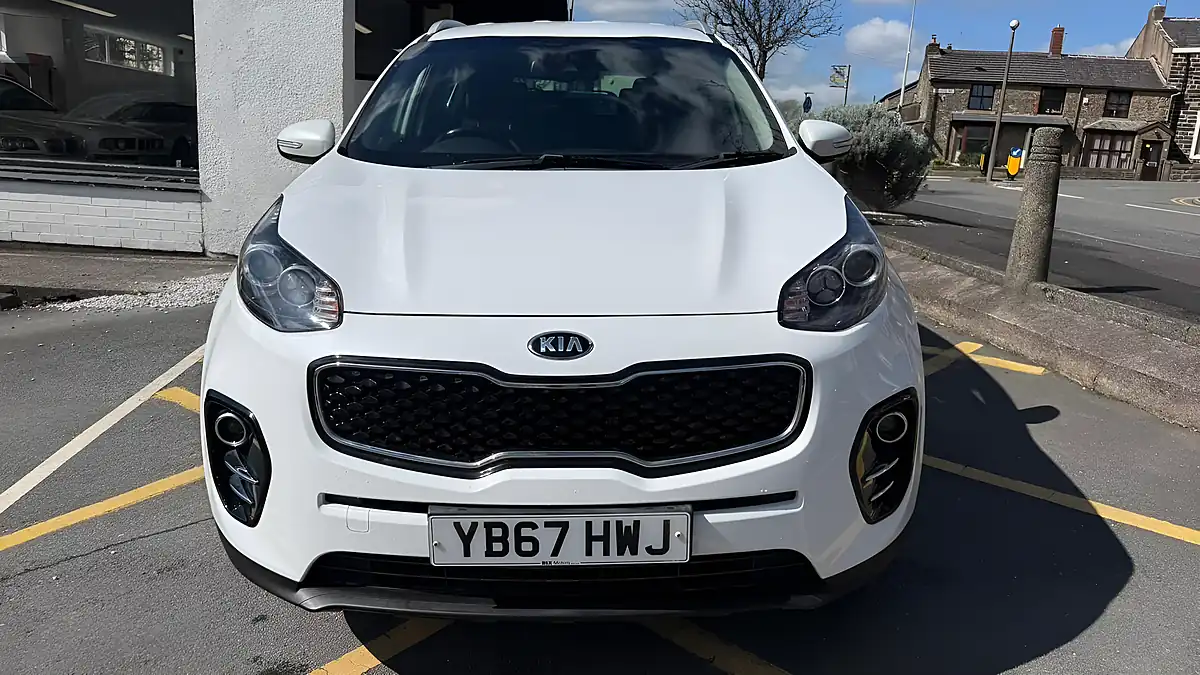 Used 2017 Kia Sportage 2 White - Interior and Exterior details 9