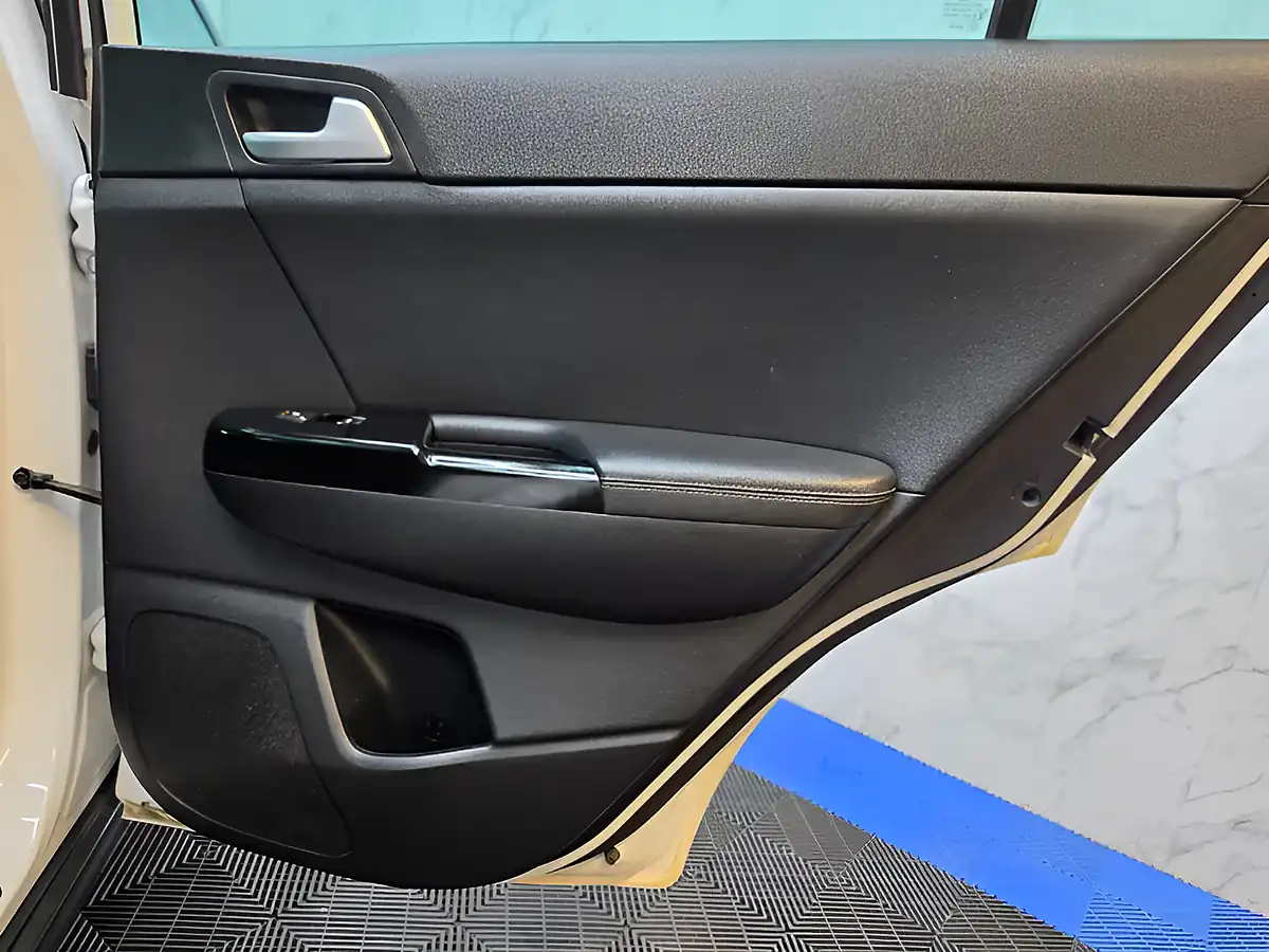 Used 2017 Kia Sportage 3 White - Interior and Exterior details 17