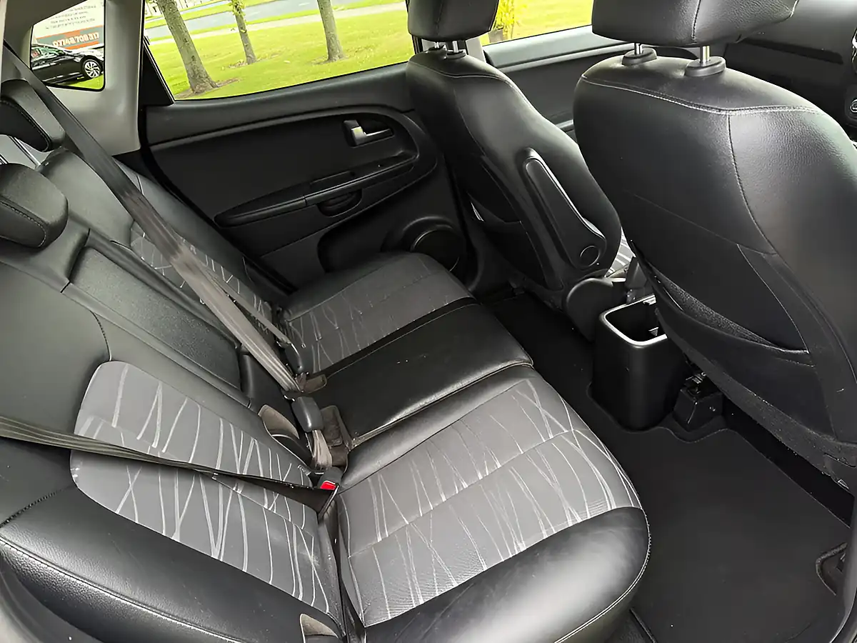 Used 2017 Kia Venga 3 Silver - Interior and Exterior details 11