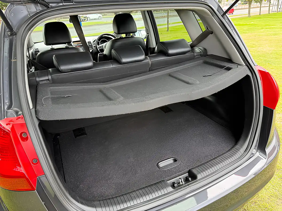 Used 2017 Kia Venga 3 Silver - Interior and Exterior details 12