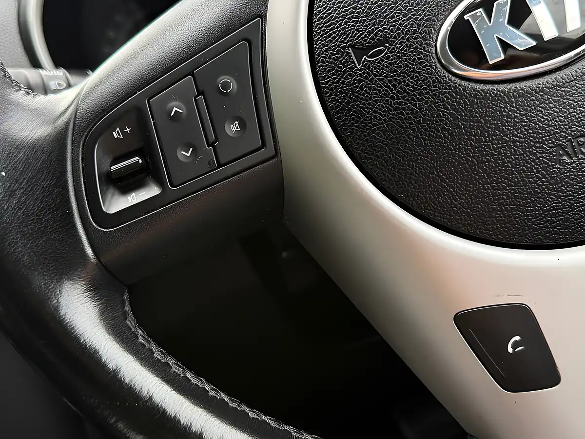 Used 2017 Kia Venga 3 Silver - Interior and Exterior details 17