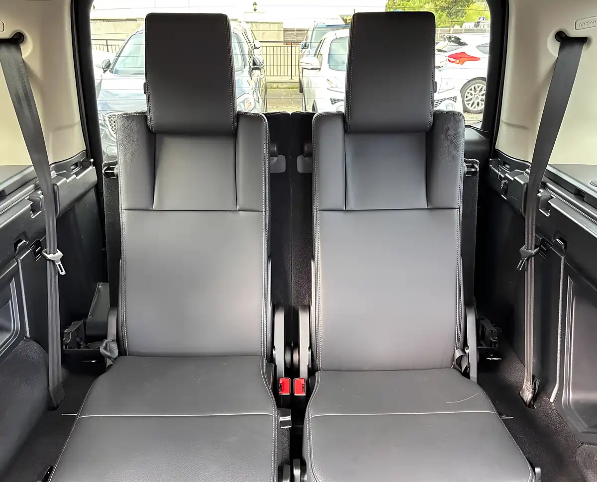Used 2017 Land Rover Discovery 4 Graphite White - Interior and Exterior details 14