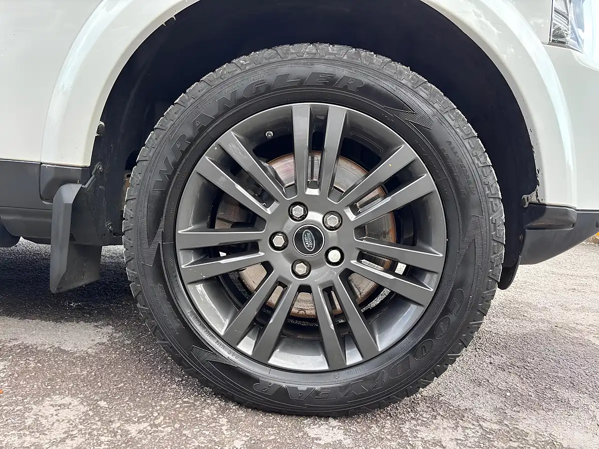 Used 2017 Land Rover Discovery 4 Graphite White - Interior and Exterior details 20