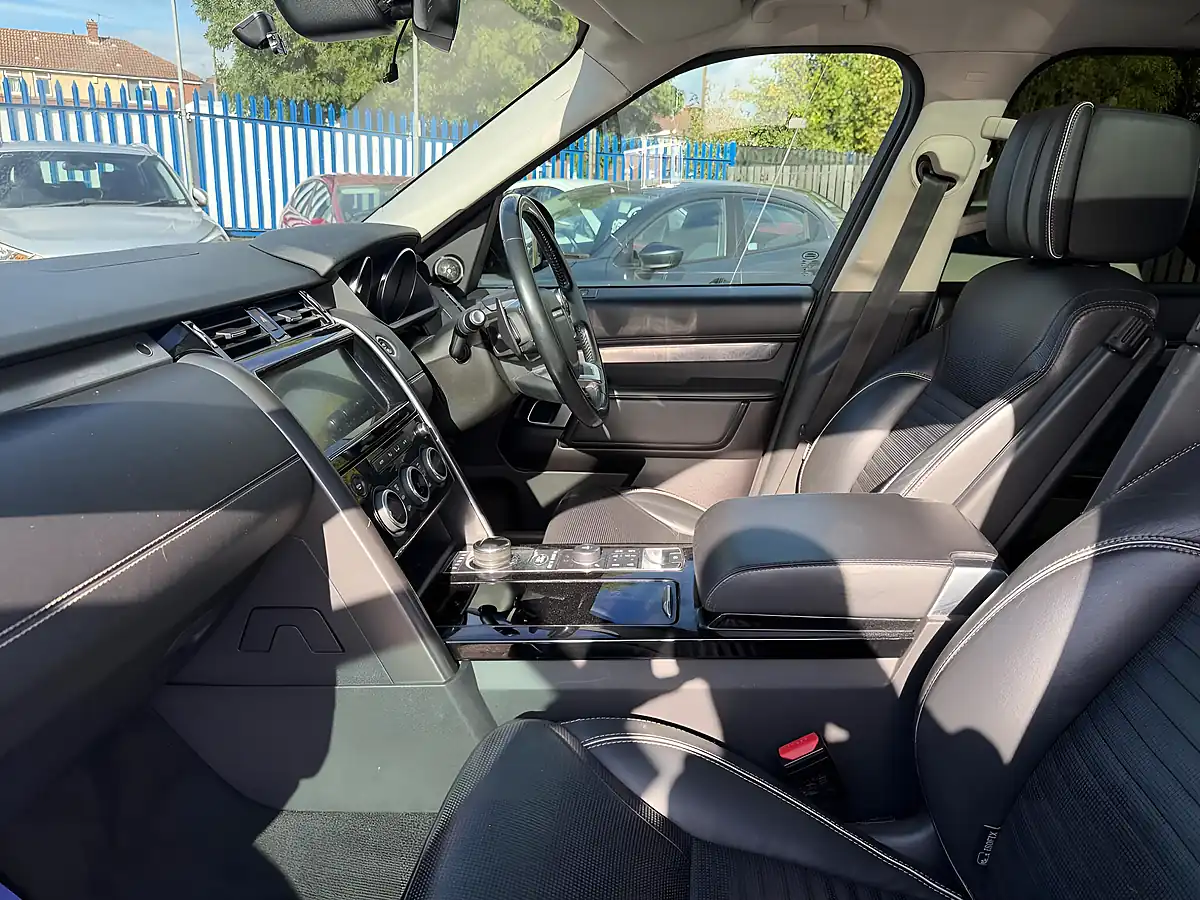 Used 2017 Land Rover Discovery First Edition Black - Interior and Exterior details 10