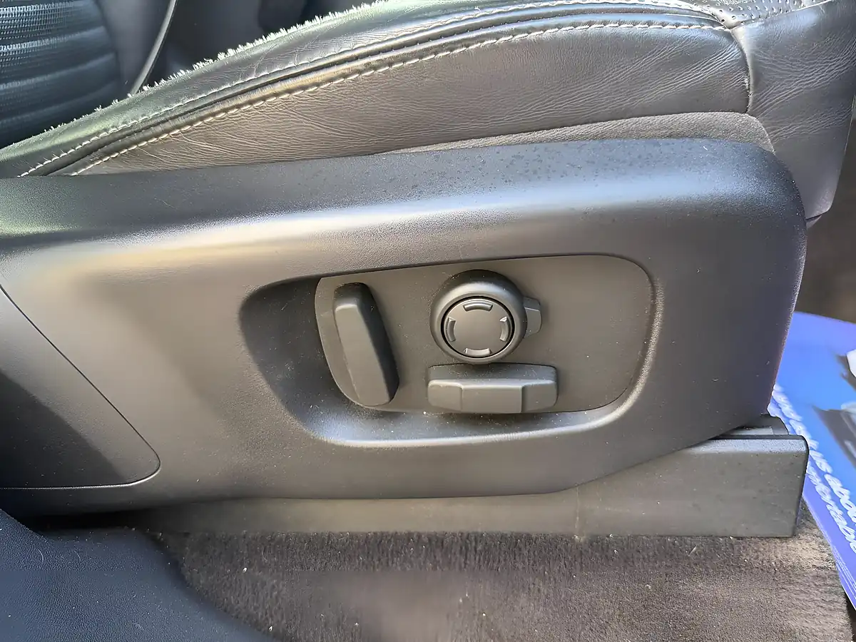 Used 2017 Land Rover Discovery First Edition Black - Interior and Exterior details 12