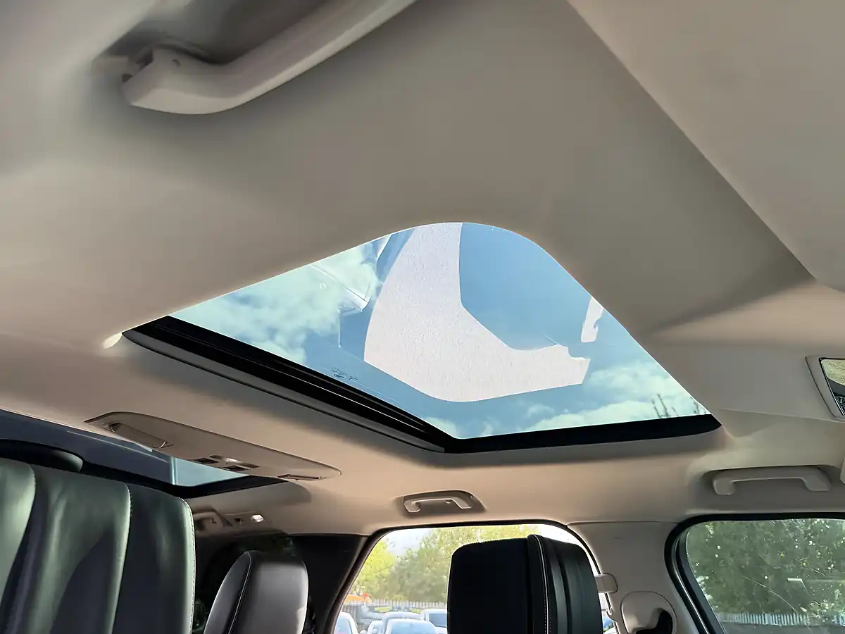 Used 2017 Land Rover Discovery First Edition Black - Interior and Exterior details 15