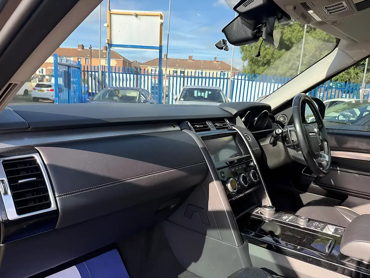 Used 2017 Land Rover Discovery First Edition Black - Interior and Exterior details 9