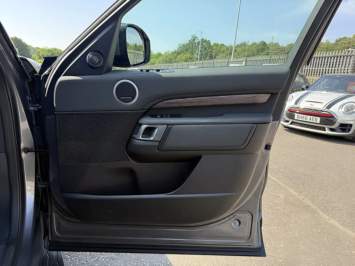 Used 2017 Land Rover Discovery Hse Ammonite Grey - Interior and Exterior details 11