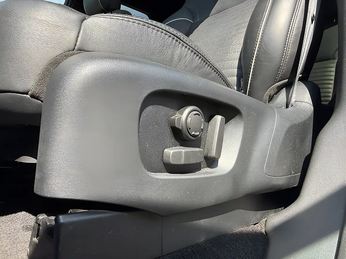 Used 2017 Land Rover Discovery Hse Ammonite Grey - Interior and Exterior details 19