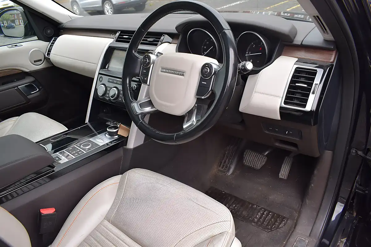 Used 2017 Land Rover Discovery Hse Black - Interior and Exterior details 6