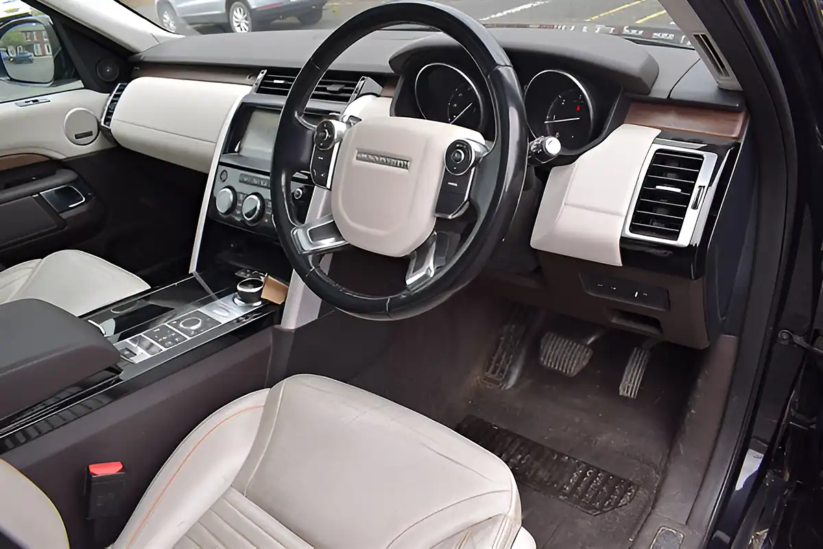Used 2017 Land Rover Discovery Hse Black - Interior and Exterior details 7