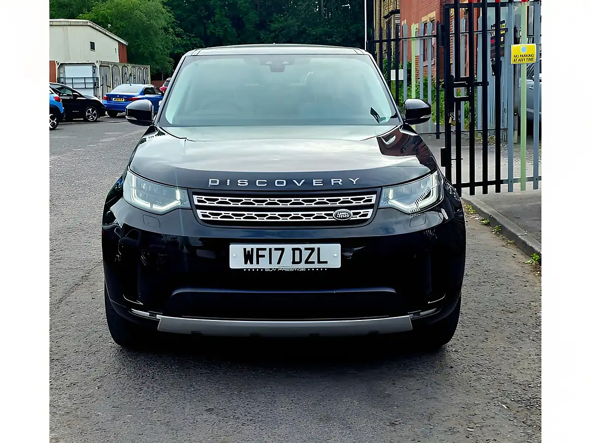 Used 2017 Land Rover Discovery Hse Black - Front View