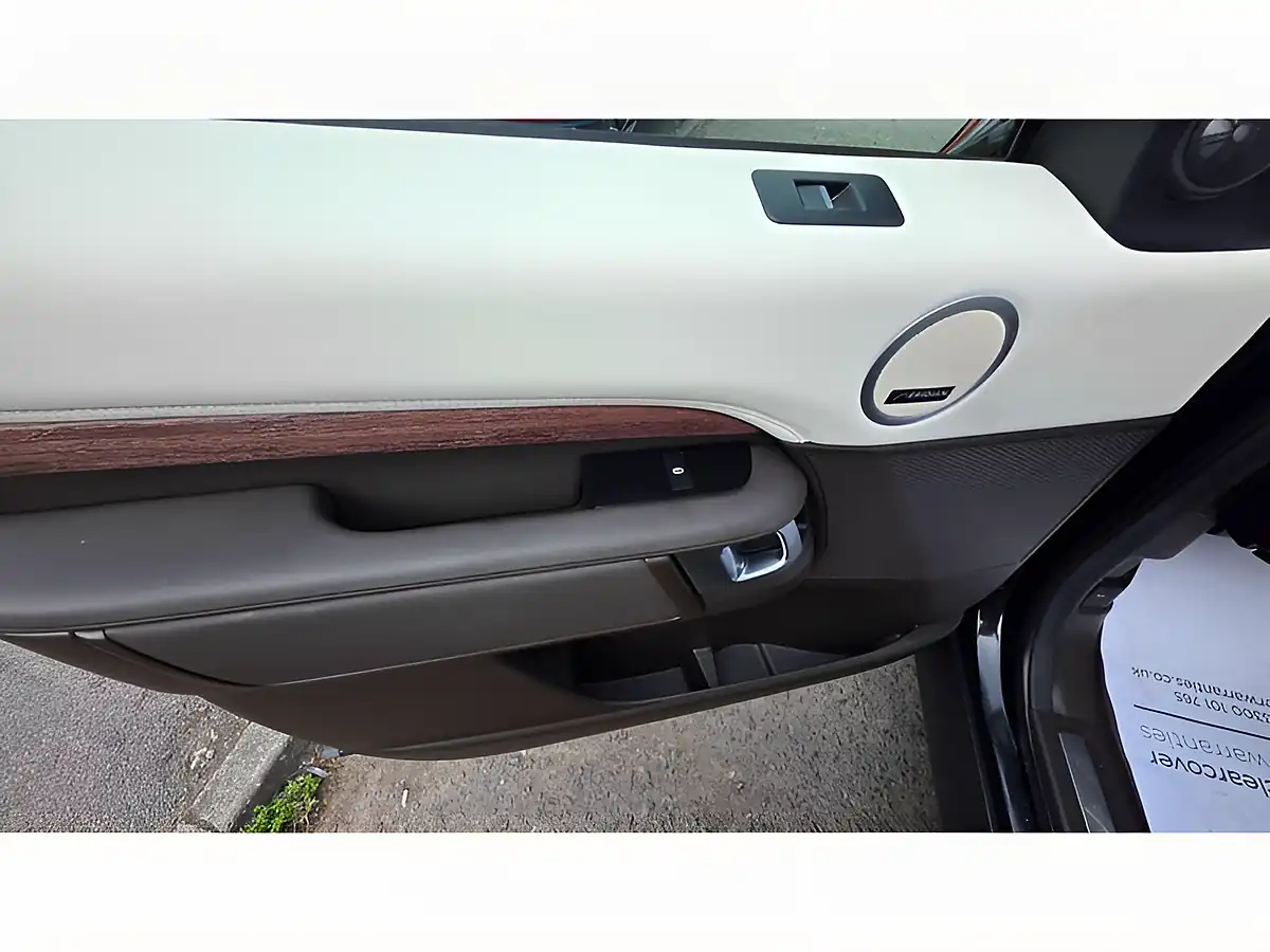 Used 2017 Land Rover Discovery Hse Black - Interior and Exterior details 17