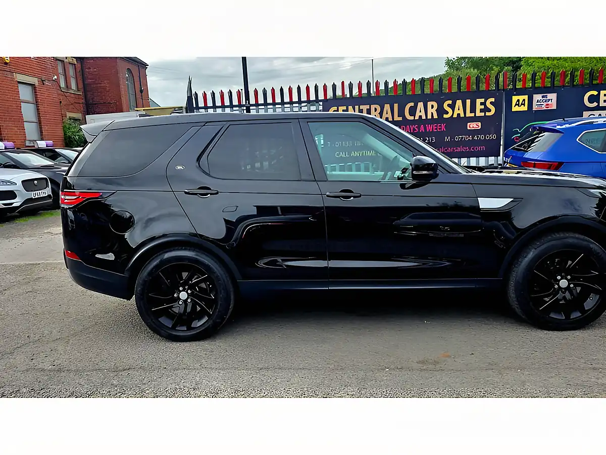 Used 2017 Land Rover Discovery Hse Black - Interior and Exterior details 7