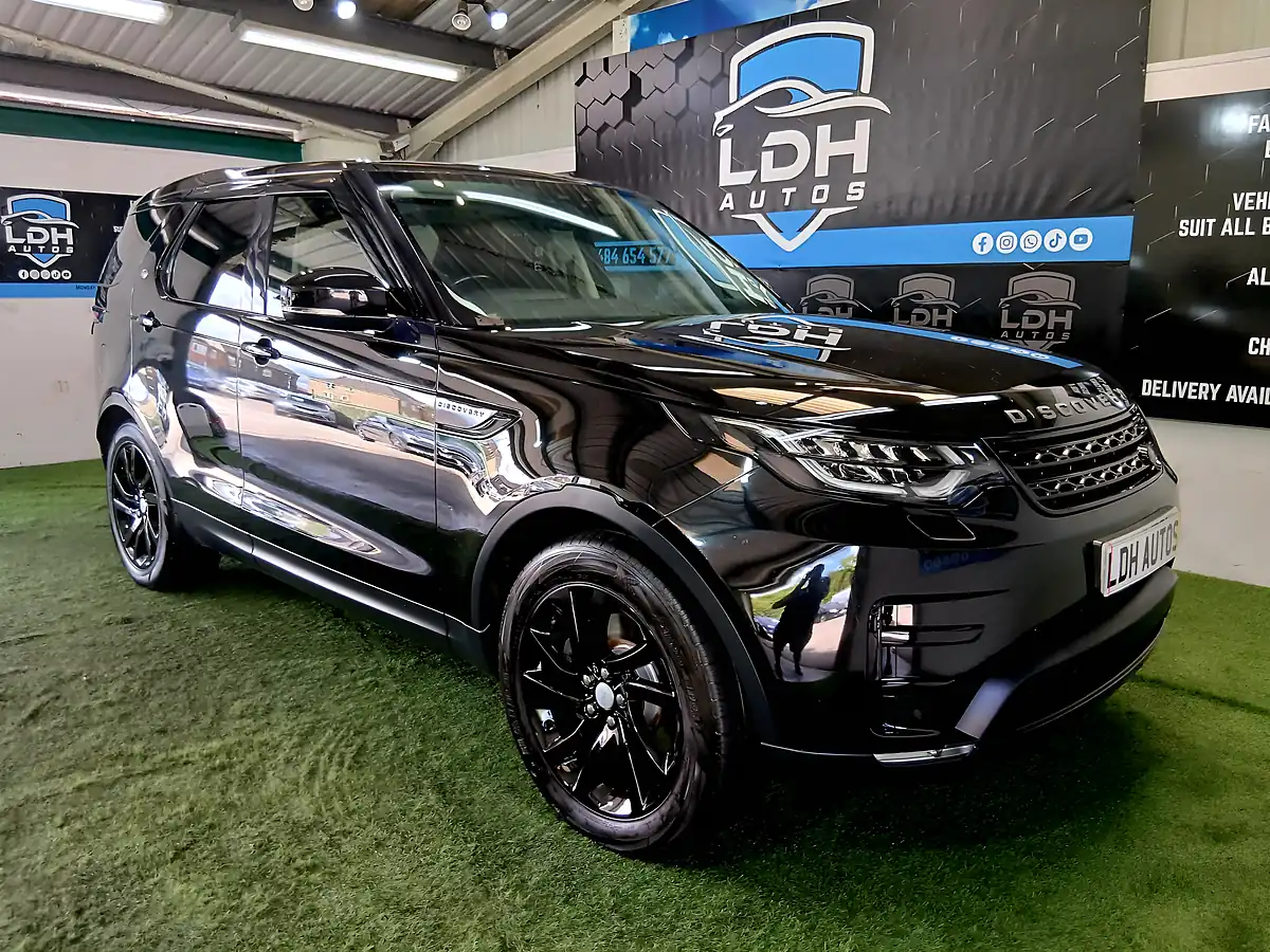 Used 2017 Land Rover Discovery Hse Black - Front View
