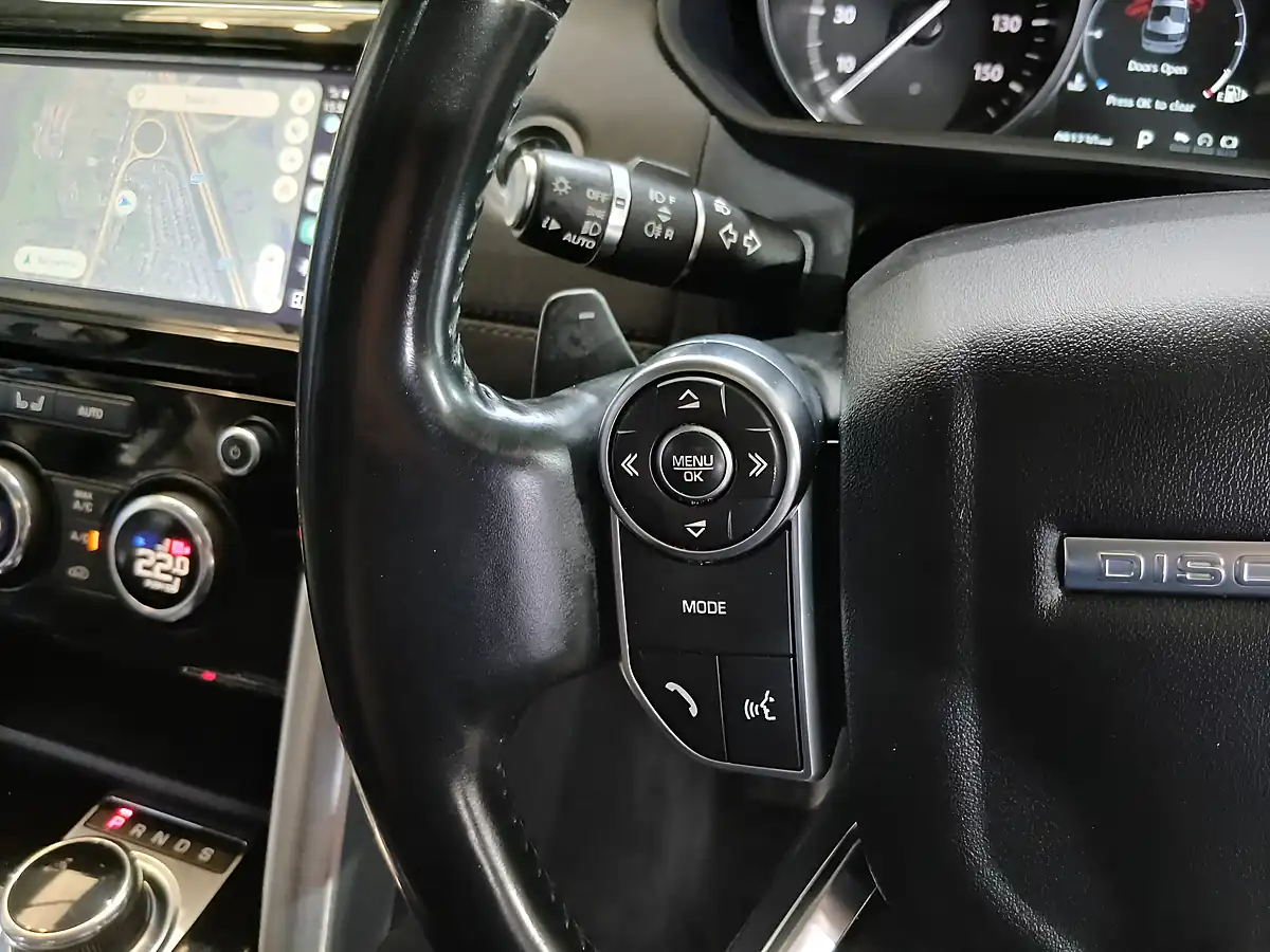 Used 2017 Land Rover Discovery Hse Black - Interior and Exterior details 16
