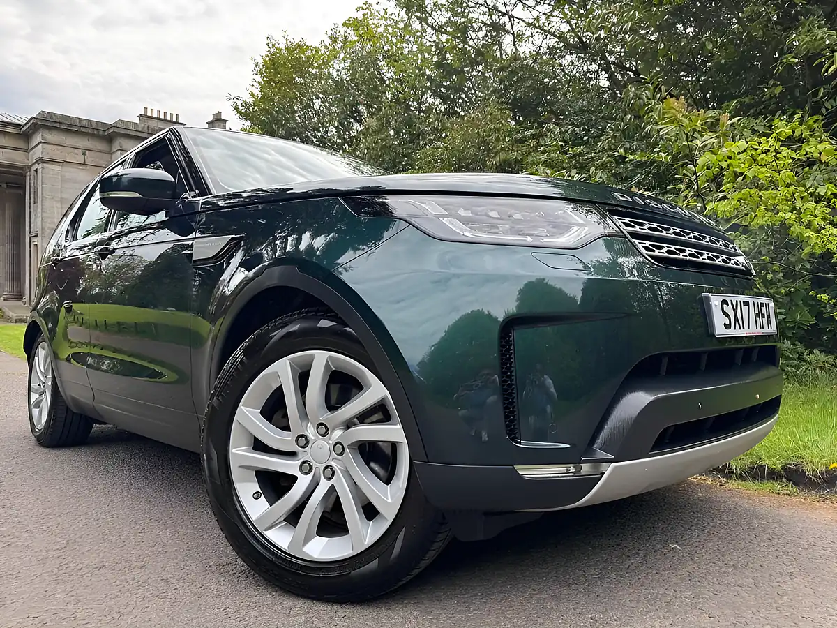 Used 2017 Land Rover Discovery Hse Green - Front View