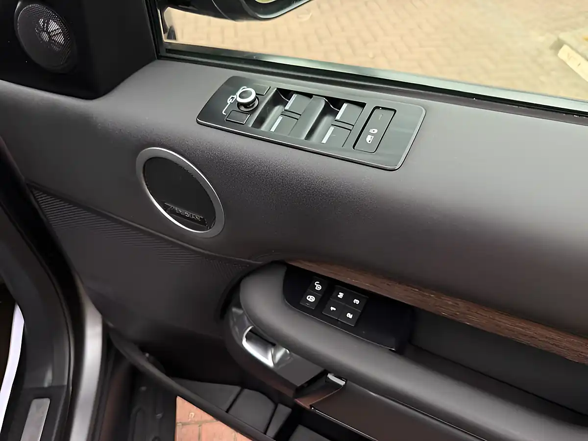 Used 2017 Land Rover Discovery Hse Grey - Interior and Exterior details 16