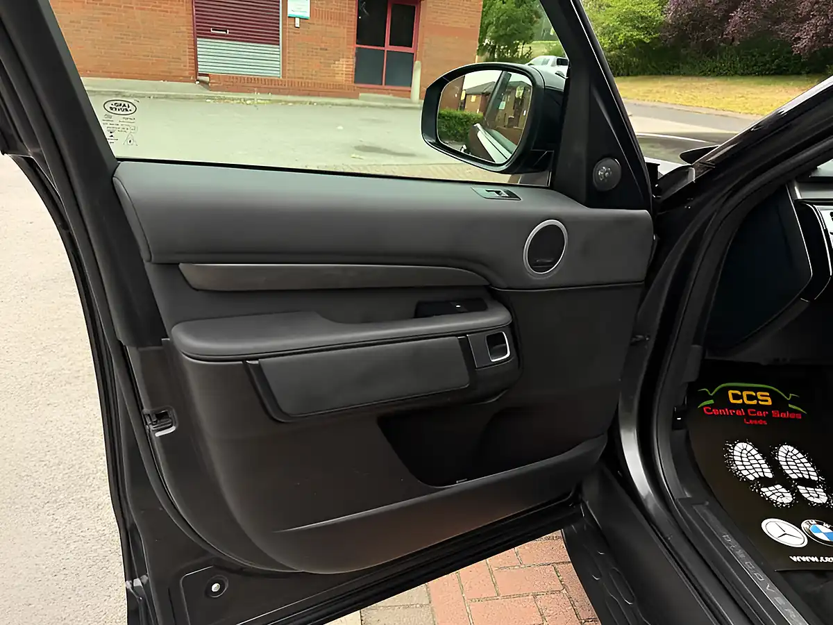 Used 2017 Land Rover Discovery Hse Grey - Interior and Exterior details 14