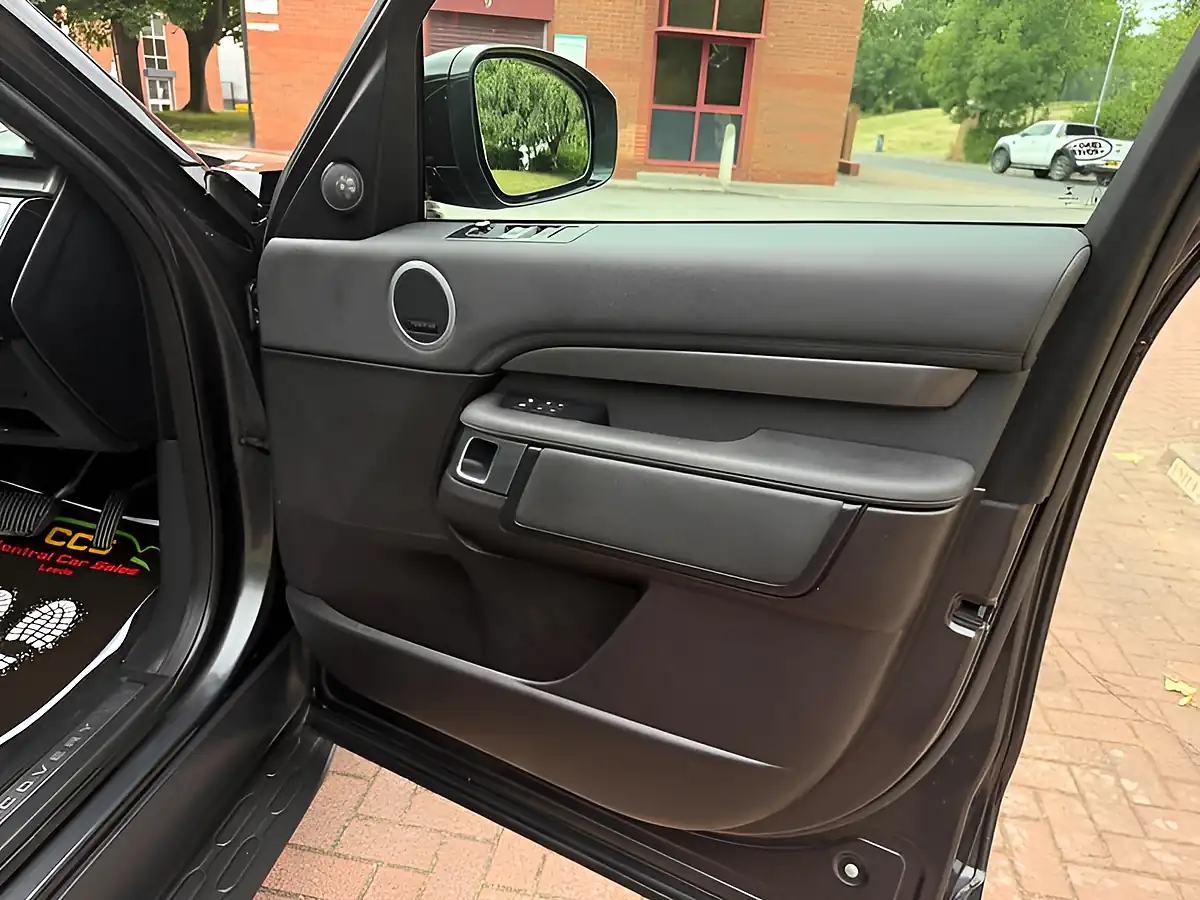 Used 2017 Land Rover Discovery Hse Grey - Interior and Exterior details 16