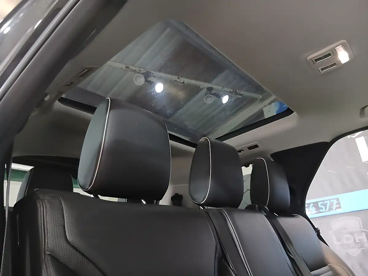 Used 2017 Land Rover Discovery Hse Grey - Interior and Exterior details 13