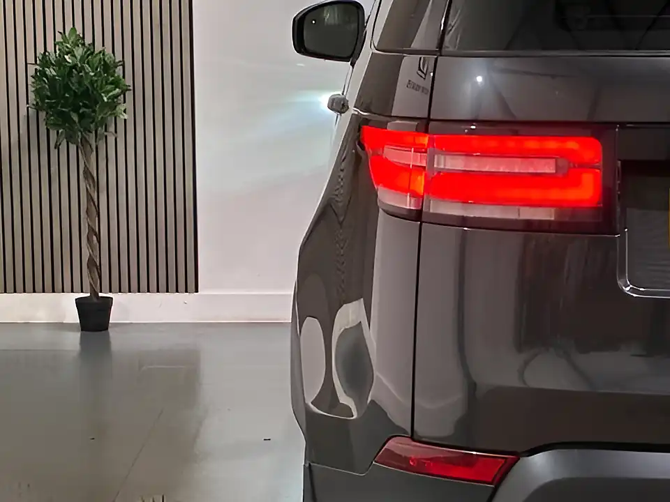 Used 2017 Land Rover Discovery Hse Grey - Interior and Exterior details 17