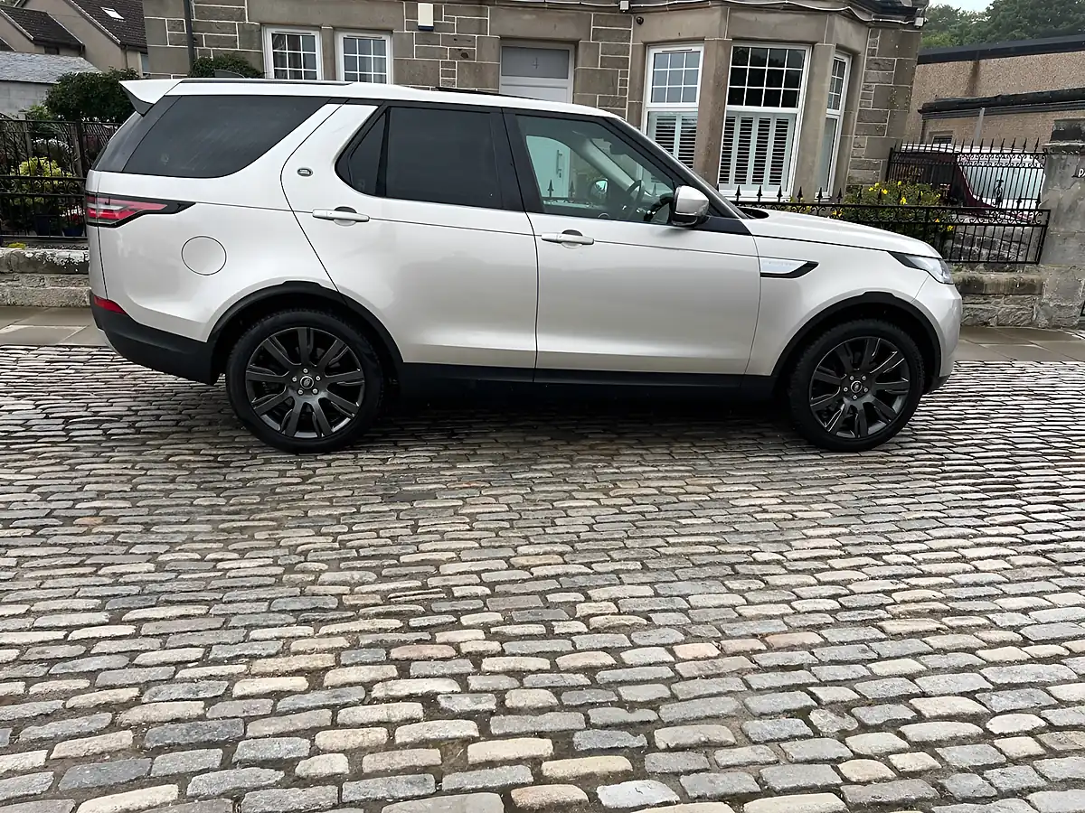 Used 2017 Land Rover Discovery Hse Luxury Aruba Gold - Interior and Exterior details 12