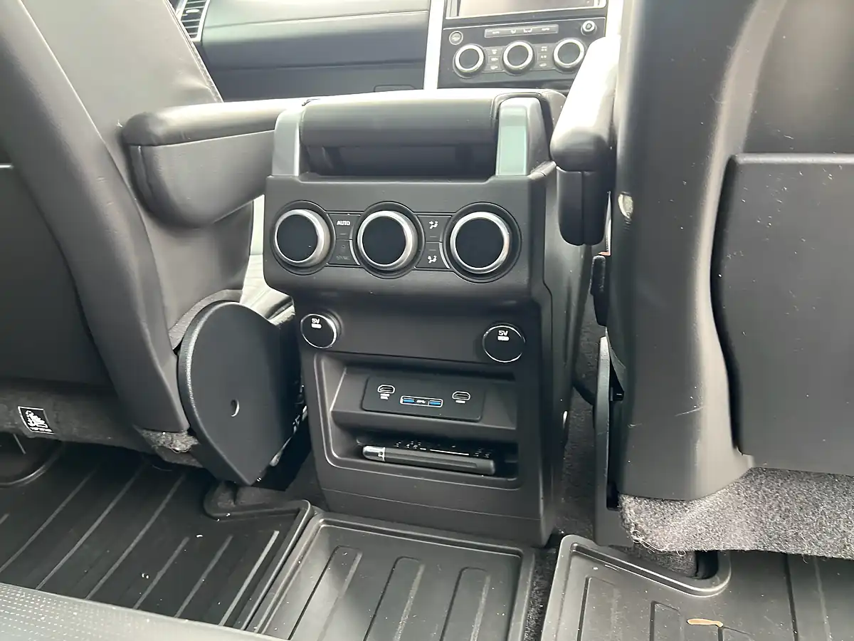 Used 2017 Land Rover Discovery Hse Luxury Aruba Gold - Interior and Exterior details 14