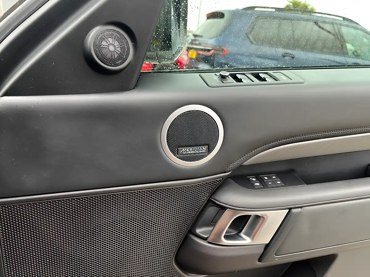 Used 2017 Land Rover Discovery Hse Luxury Aruba Gold - Interior and Exterior details 19