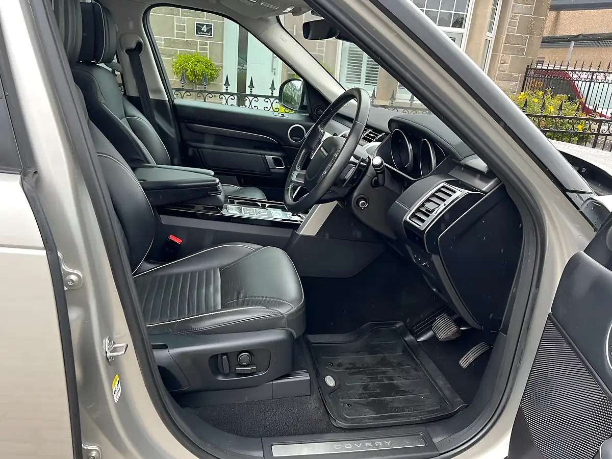 Used 2017 Land Rover Discovery Hse Luxury Aruba Gold - Interior and Exterior details 2