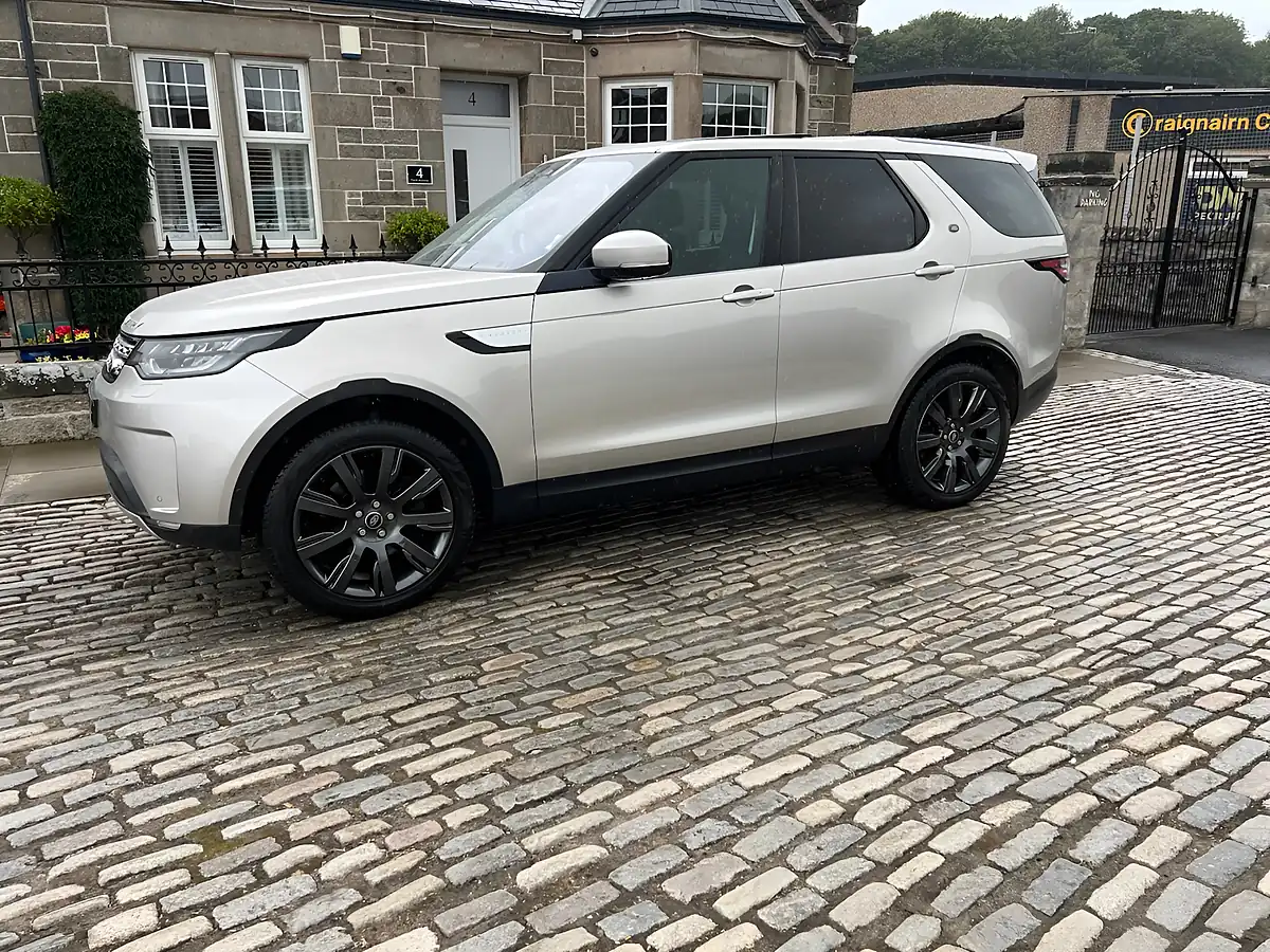 Used 2017 Land Rover Discovery Hse Luxury Aruba Gold - Interior and Exterior details 3
