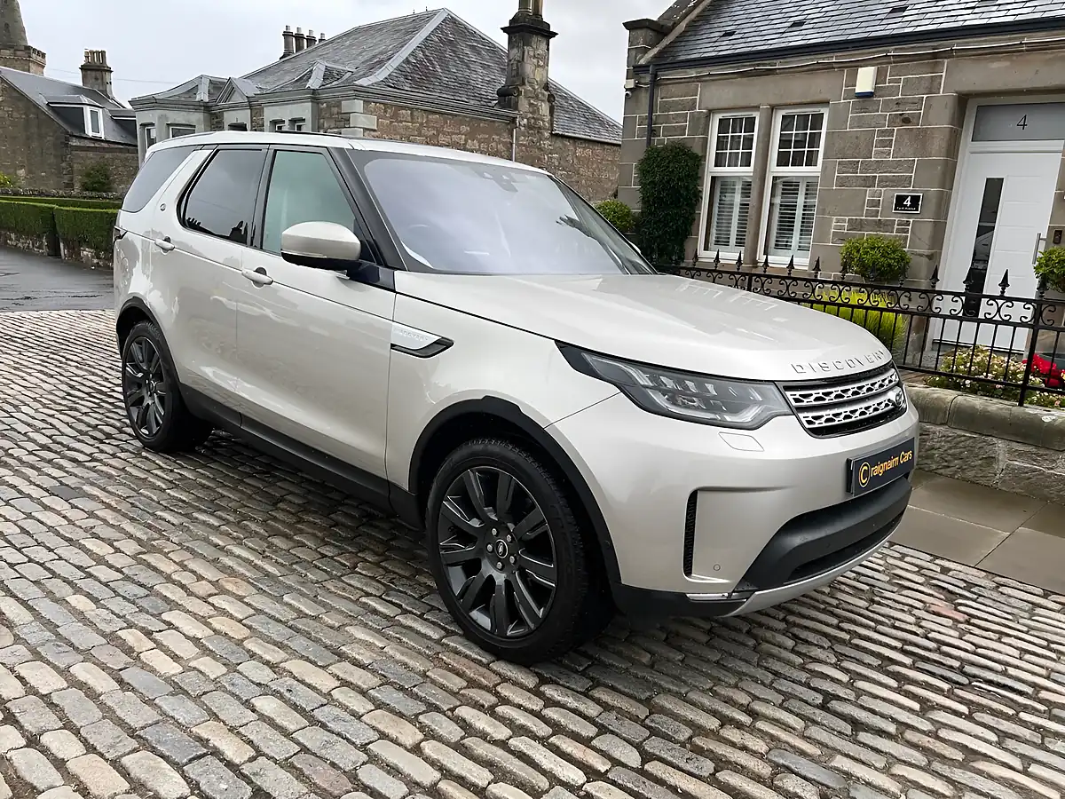 Used 2017 Land Rover Discovery Hse Luxury Aruba Gold - Interior and Exterior details 4