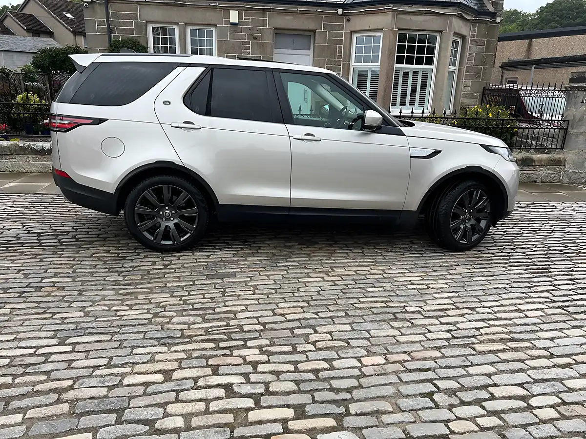 Used 2017 Land Rover Discovery Hse Luxury Aruba Gold - Interior and Exterior details 7