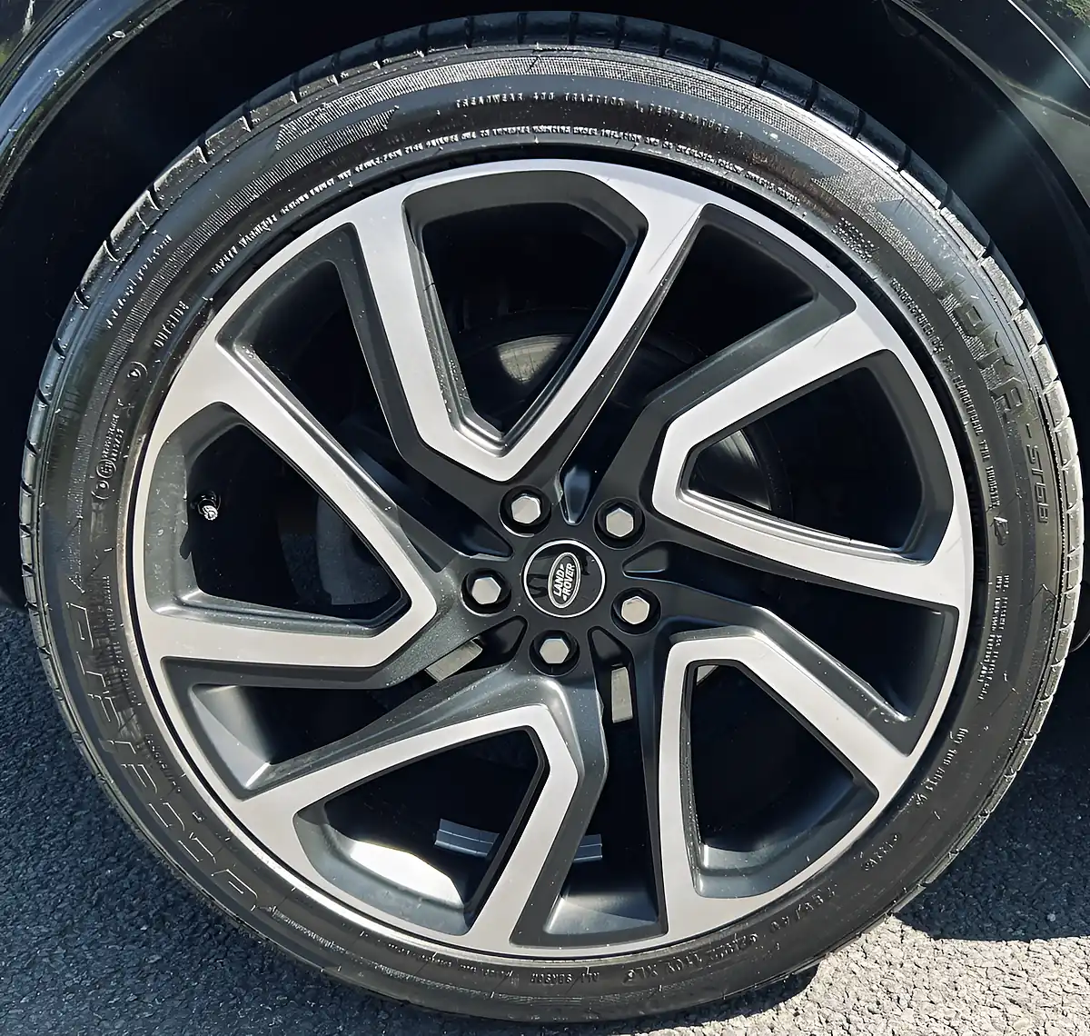 Used 2017 Land Rover Discovery Hse Luxury Black - Interior and Exterior details 13