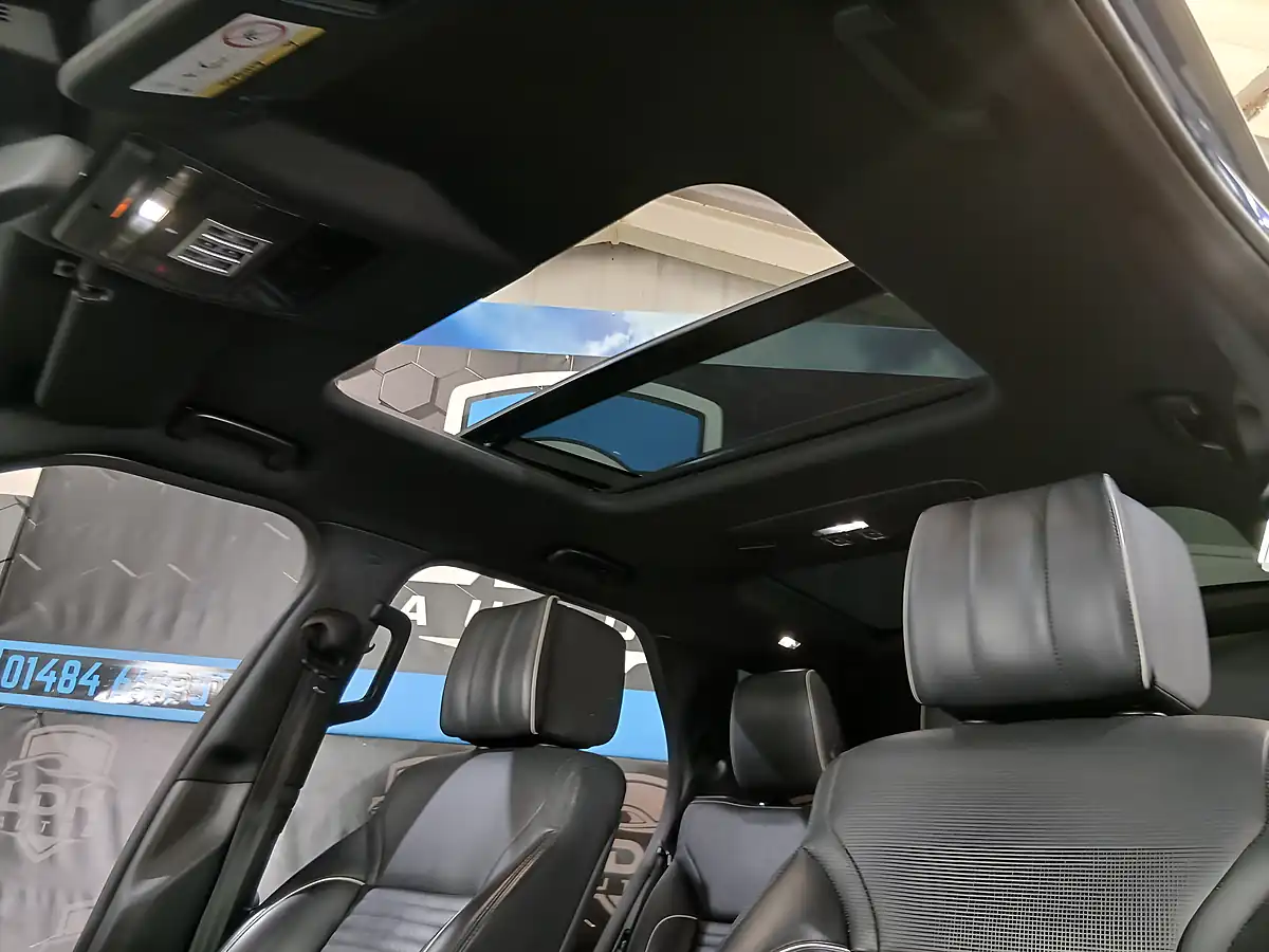 Used 2017 Land Rover Discovery Hse Luxury Blue - Interior and Exterior details 9