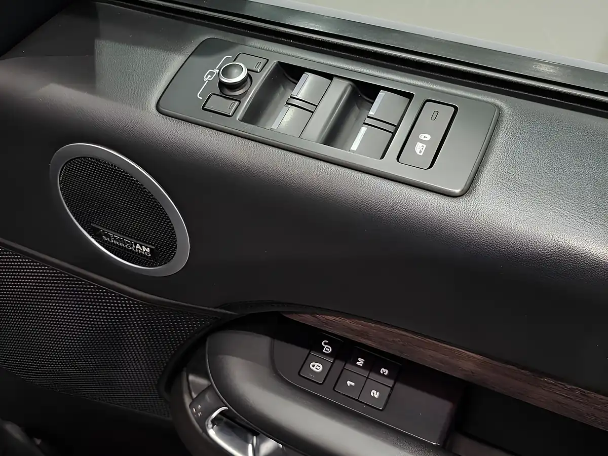 Used 2017 Land Rover Discovery Hse Luxury Blue - Interior and Exterior details 10