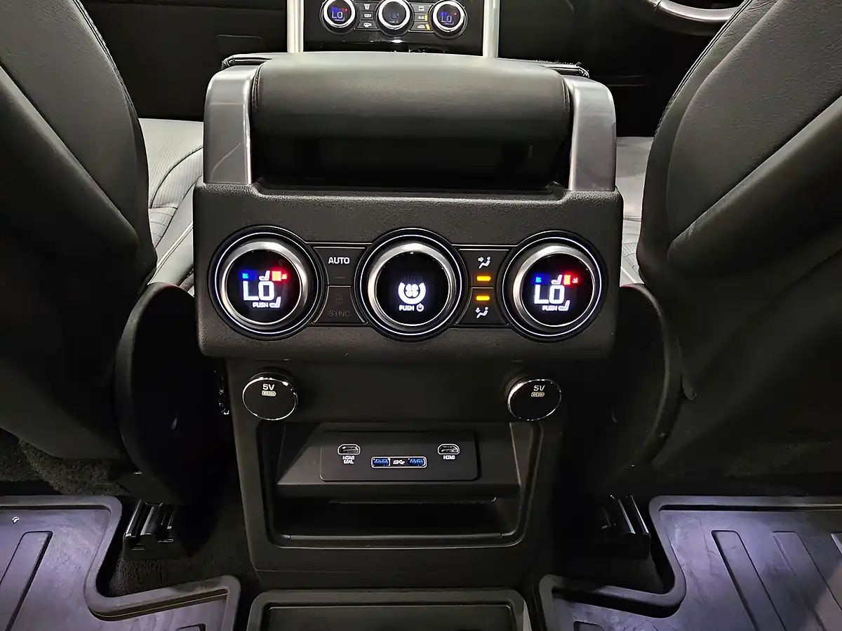 Used 2017 Land Rover Discovery Hse Luxury Blue - Interior and Exterior details 17