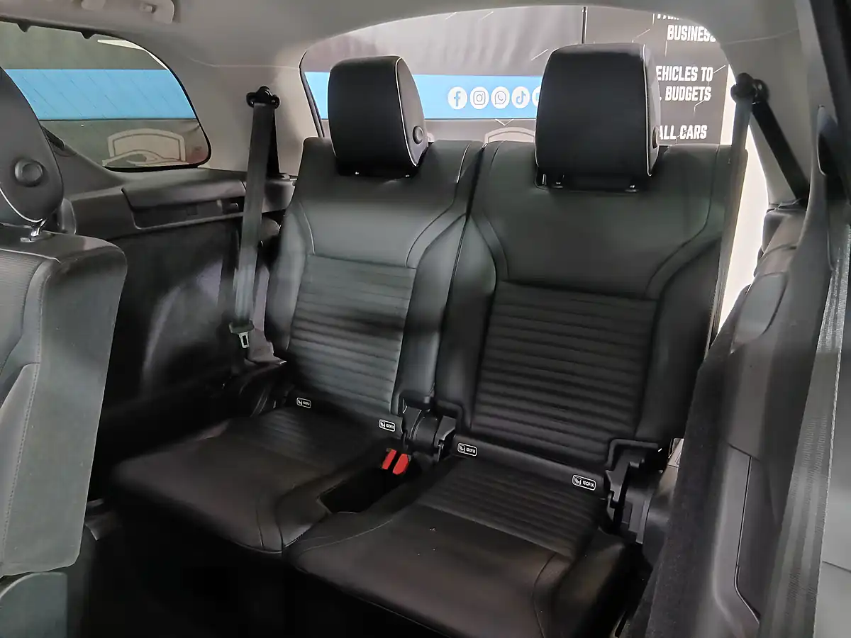 Used 2017 Land Rover Discovery Hse Luxury Grey - Interior and Exterior details 20