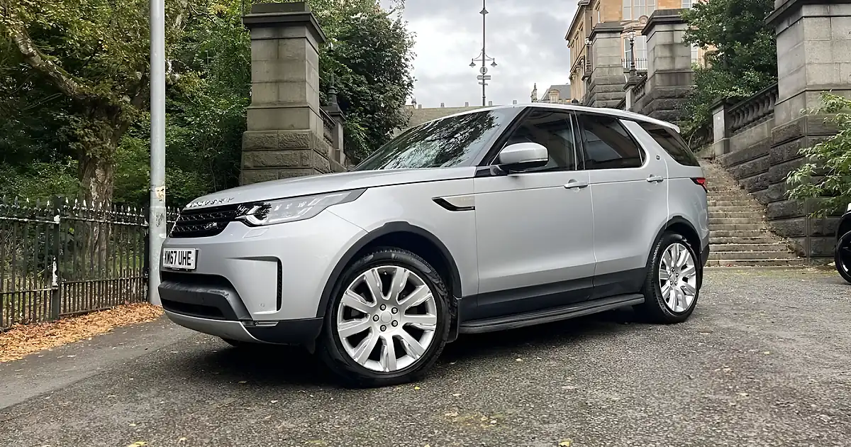 Used 2017 Land Rover Discovery Hse Luxury Indus Silver Metallic - Front View