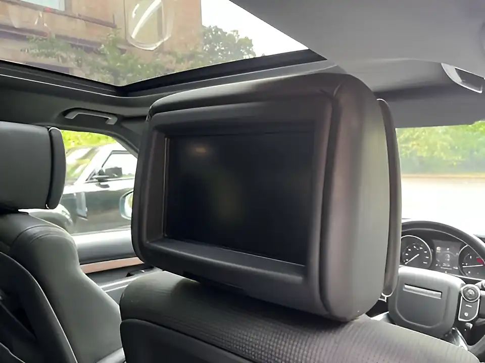 Used 2017 Land Rover Discovery Hse Luxury Indus Silver Metallic - Interior and Exterior details 14