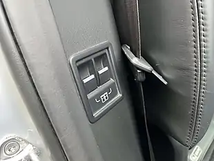 Used 2017 Land Rover Discovery Hse Luxury Indus Silver Metallic - Interior and Exterior details 18