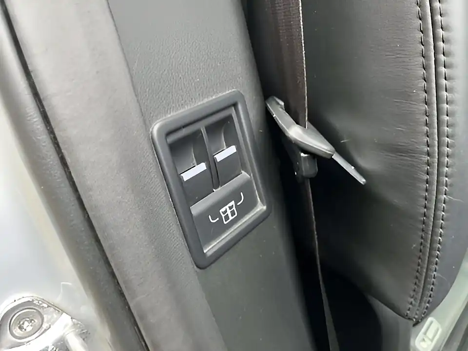 Used 2017 Land Rover Discovery Hse Luxury Indus Silver Metallic - Interior and Exterior details 18